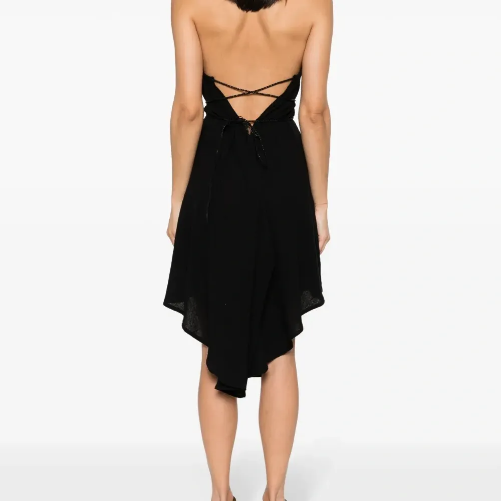 Платье асимметричного кроя с вырезом халтер