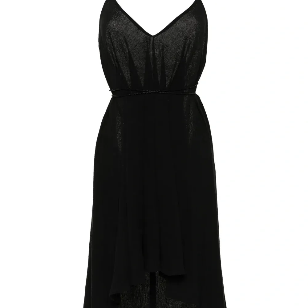 Платье асимметричного кроя с вырезом халтер