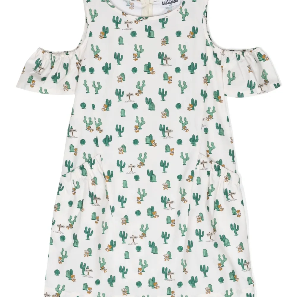 Платье с открытыми плечами и принтом