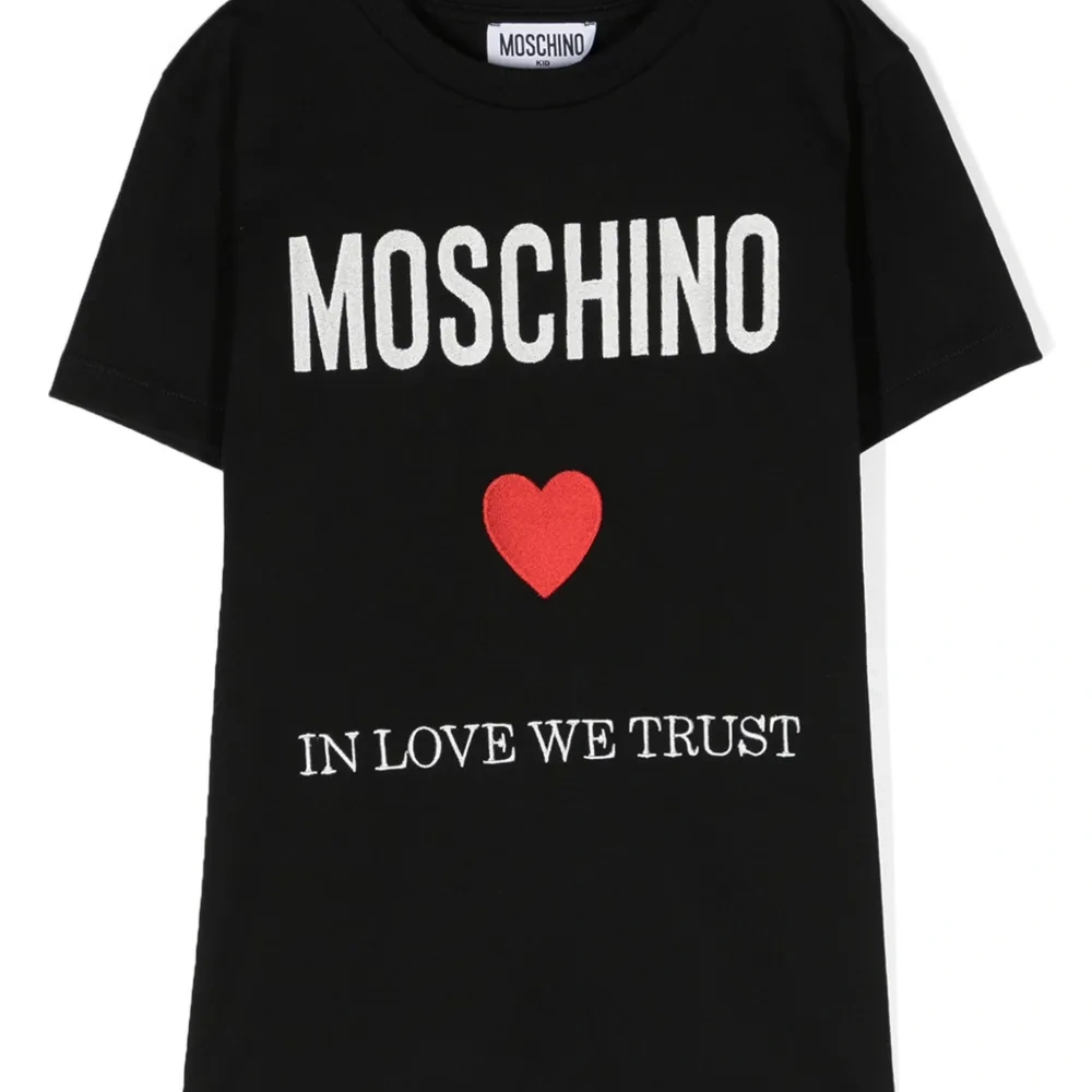 Футболка с вышитым логотипом