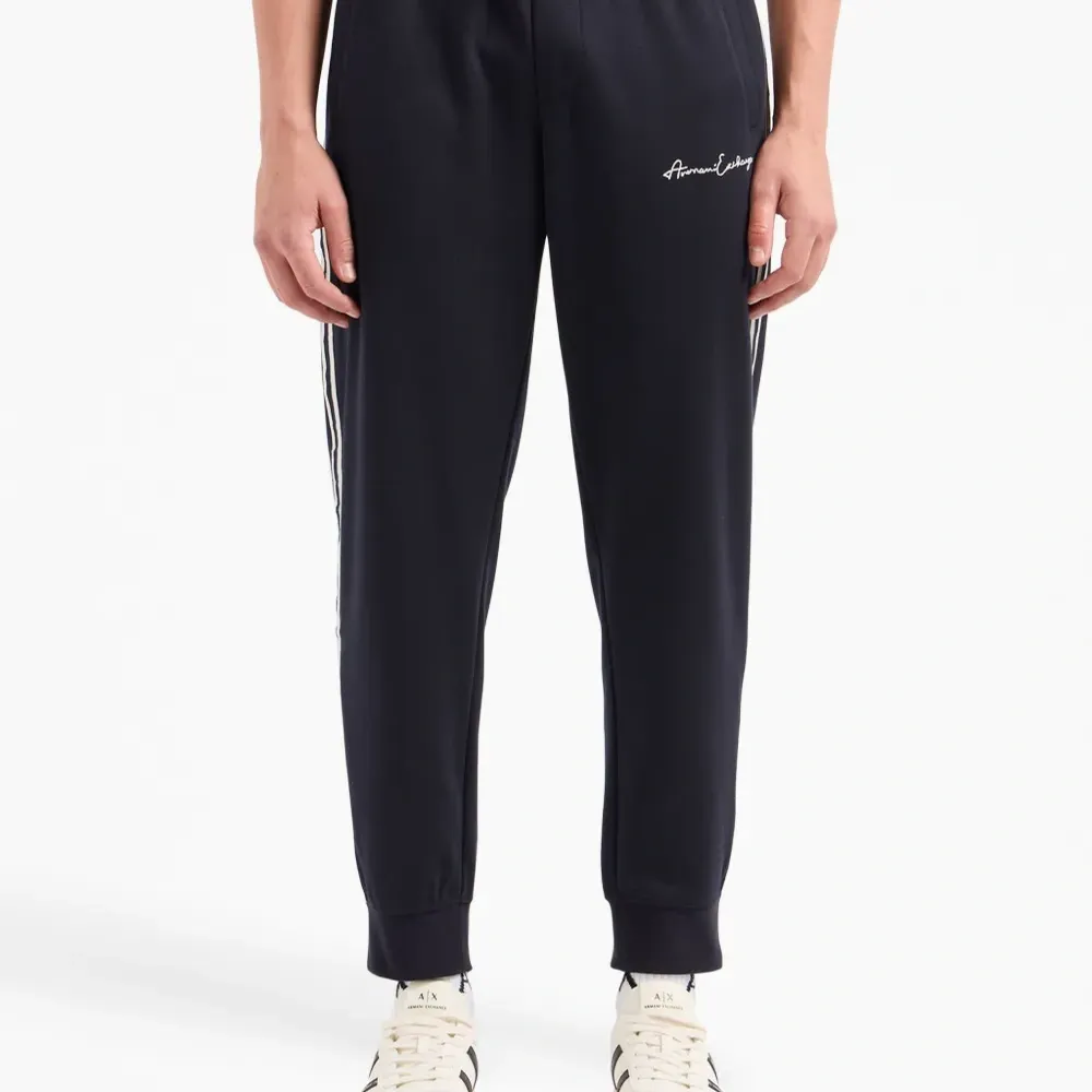 Спортивные брюки с вышитым логотипом