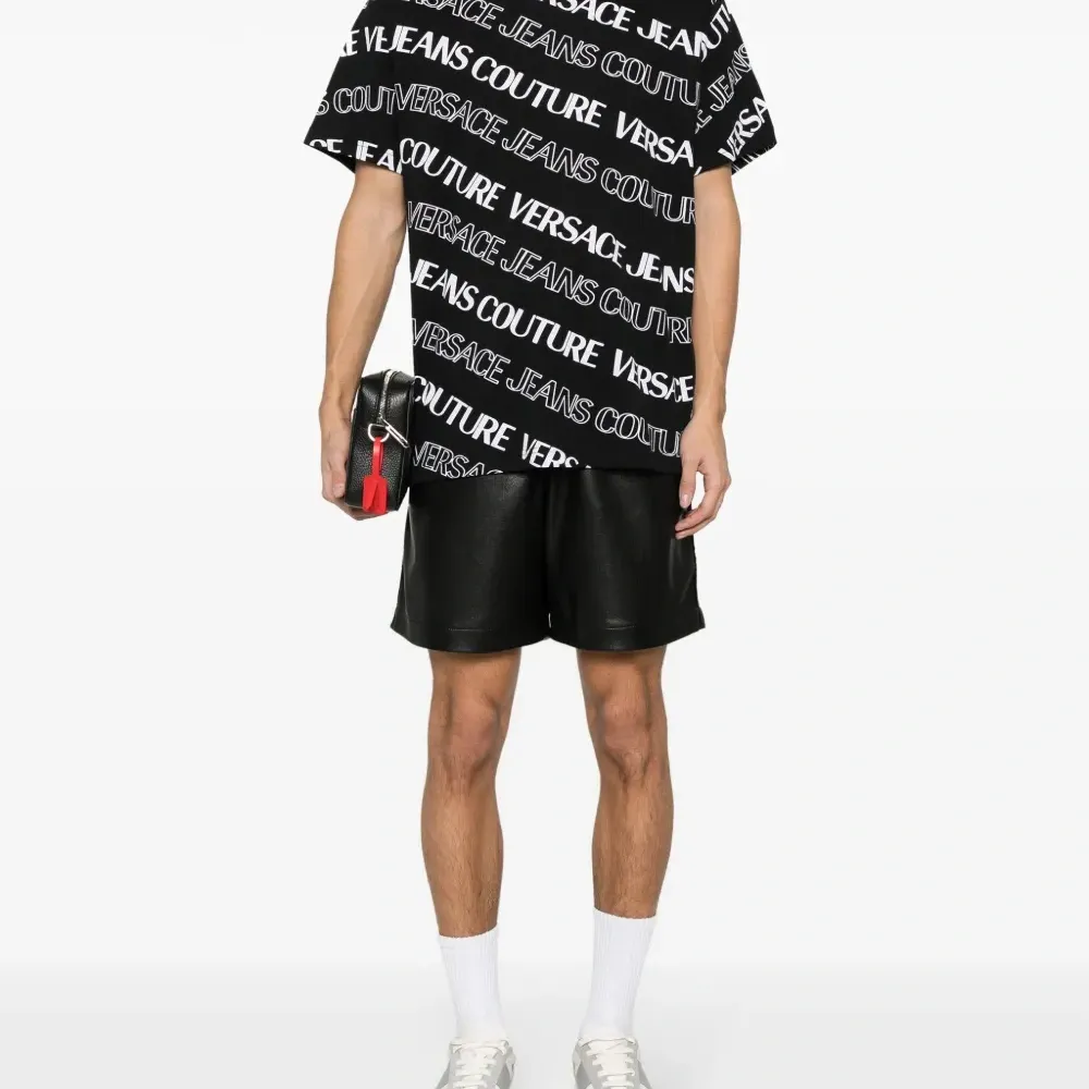 Футболка с логотипом