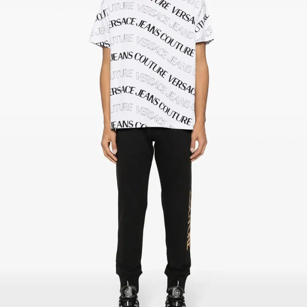 Футболка с логотипом