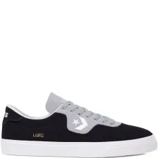 Кроссовки с вышитым логотипом