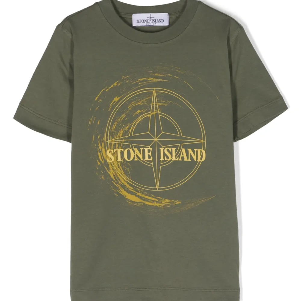 футболка с нашивкой-логотипом