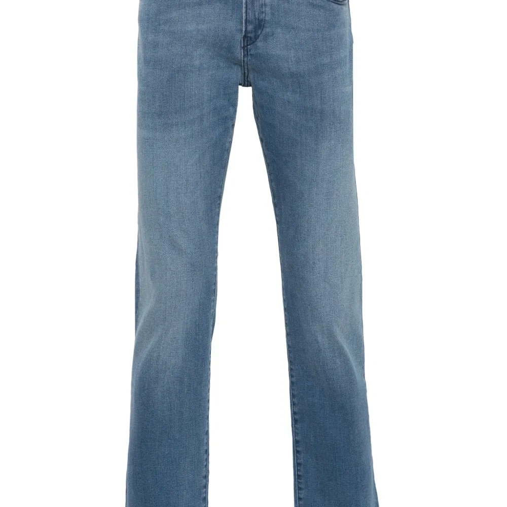 Прямые джинсы средней посадки