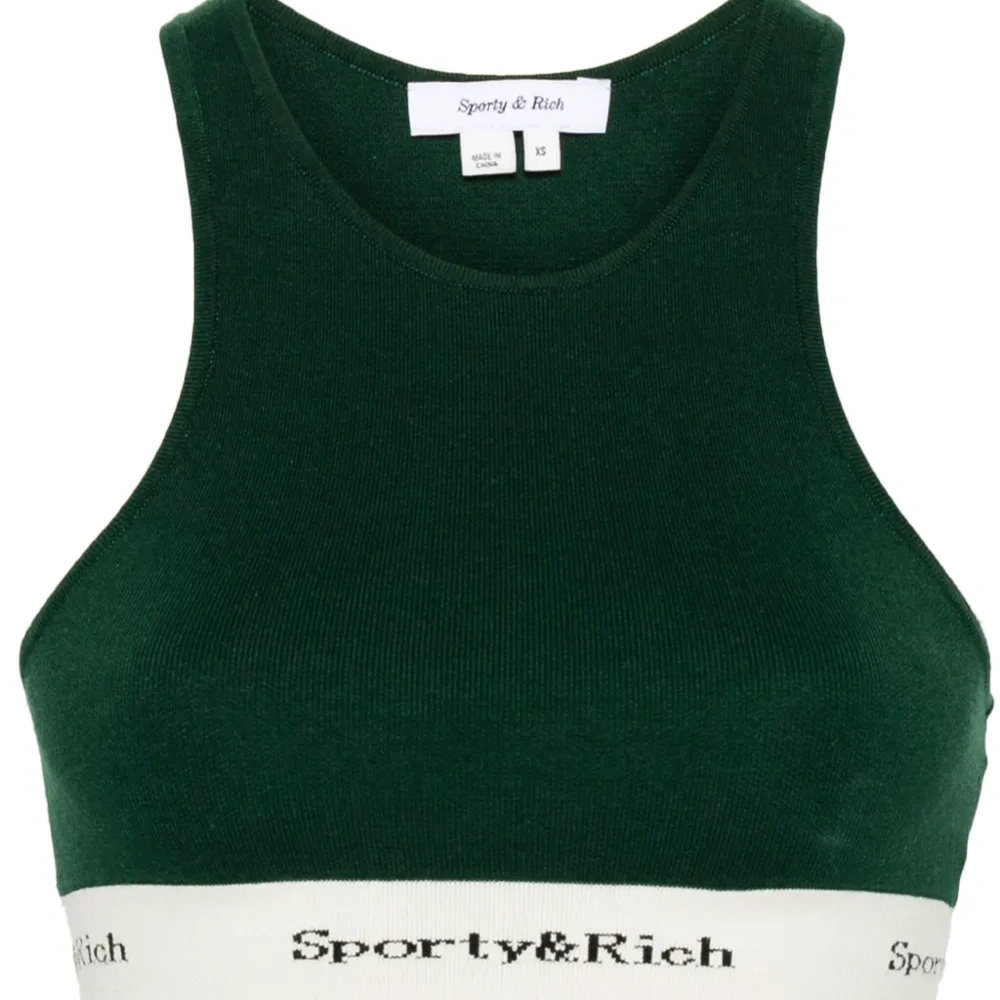 Спортивный топ с логотипом