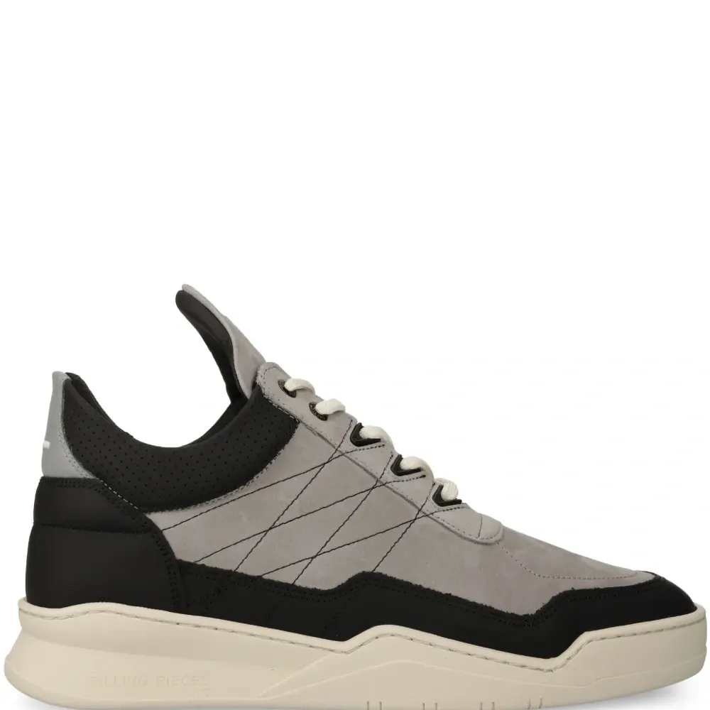 Кроссовки с вышитым логотипом