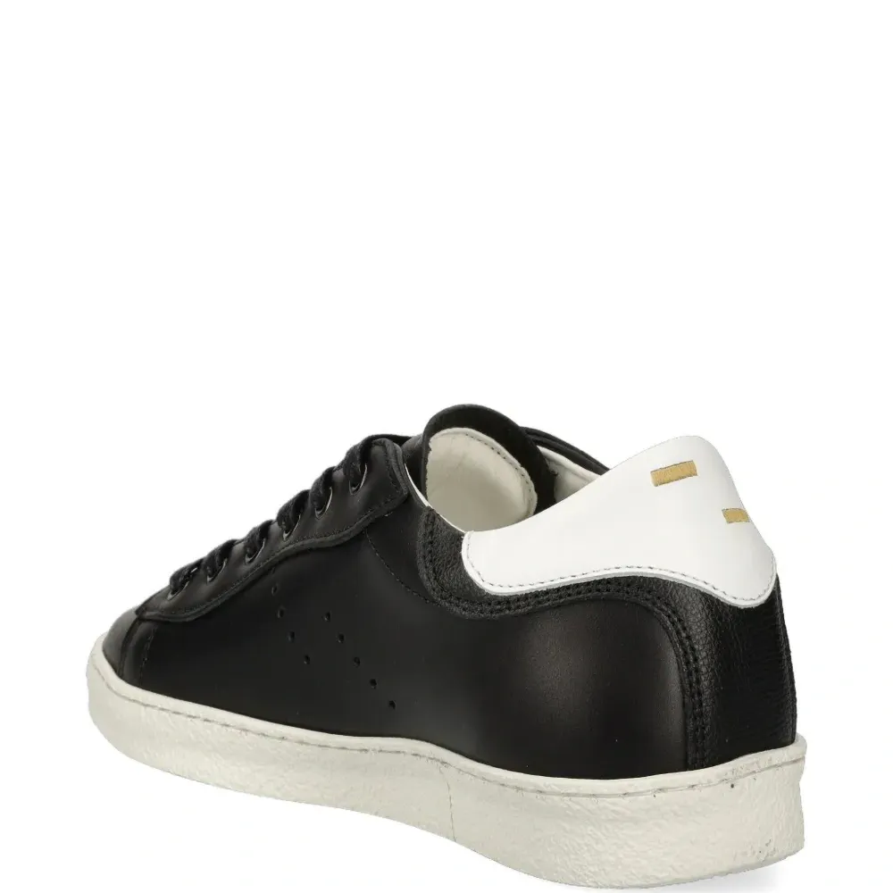 Кроссовки с перфорацией и вставками