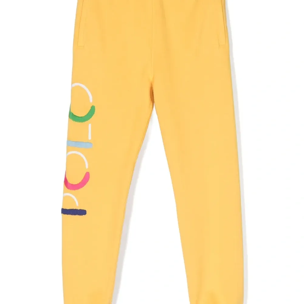 Зауженные спортивные брюки с вышитым логотипом Зауженные спортивные брюки с вышитым логотипом