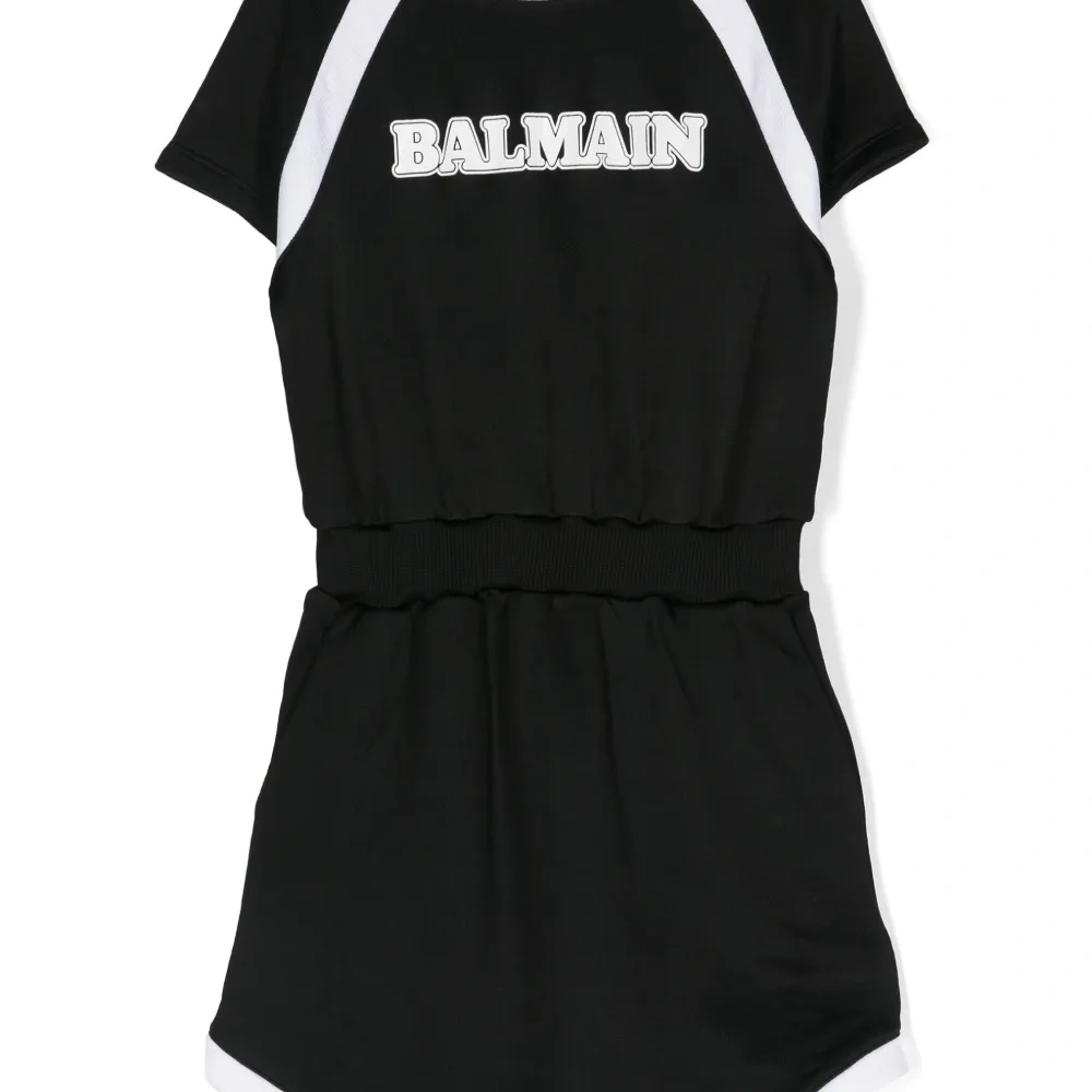 Платье с короткими рукавами и логотипом