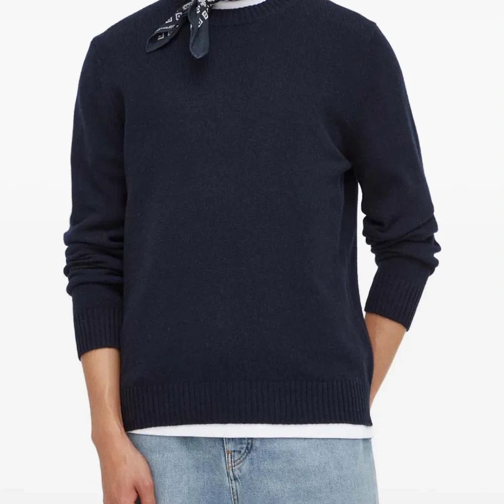 Свитер с круглым вырезом