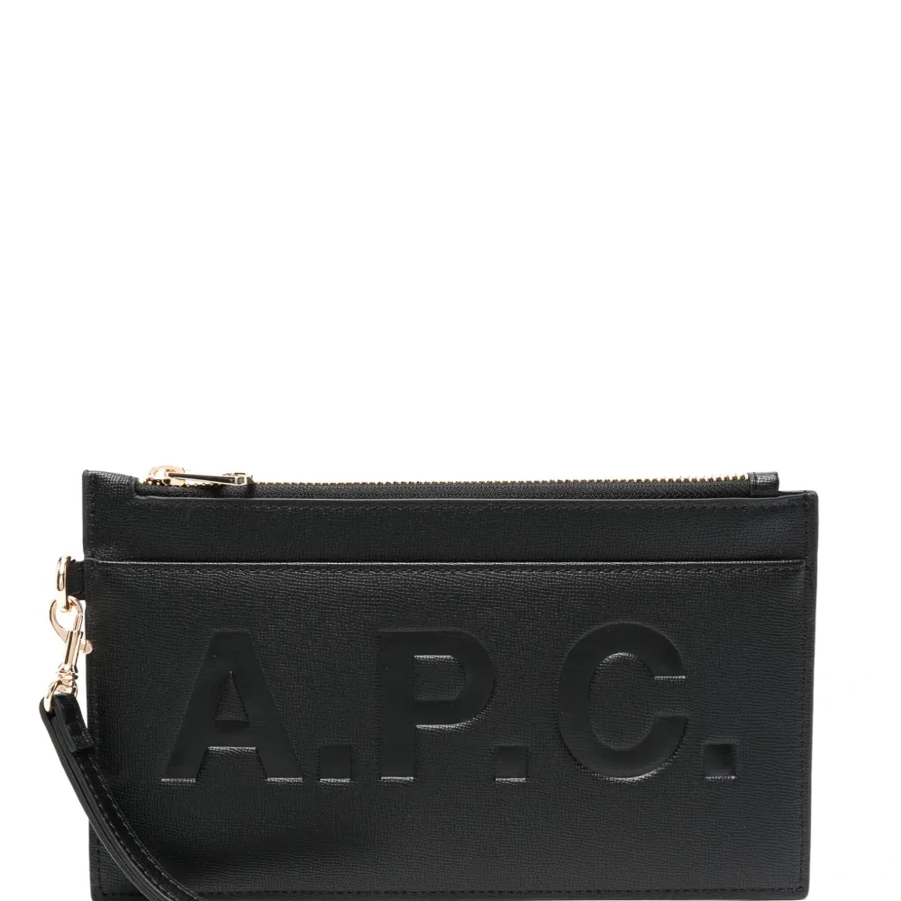 Клатч с тисненым логотипом