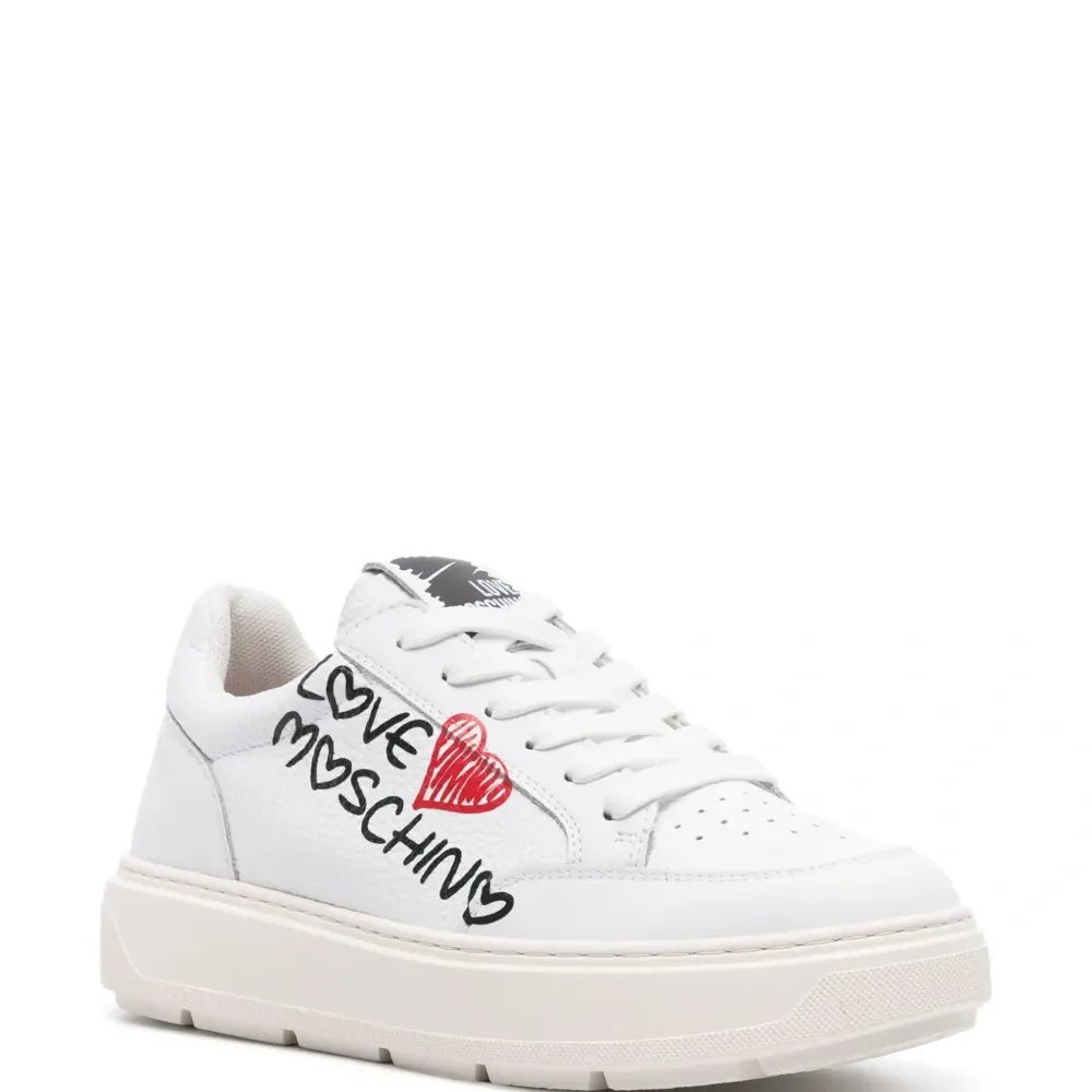 Кроссовки с логотипом