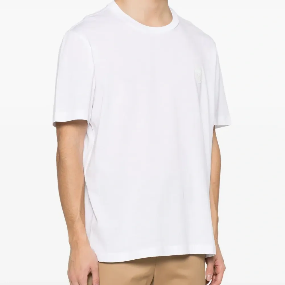 Футболка с вышитым логотипом