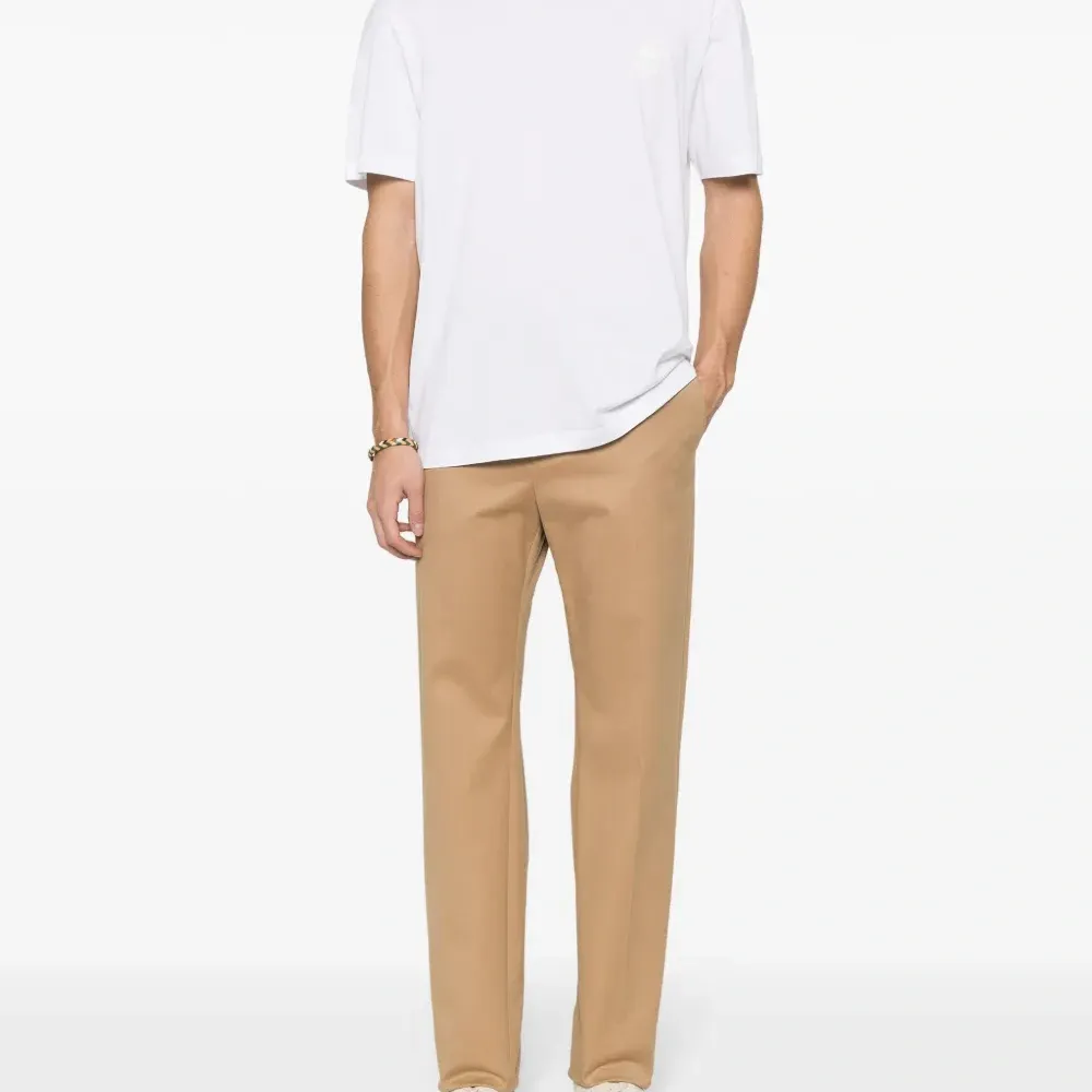 Футболка с вышитым логотипом