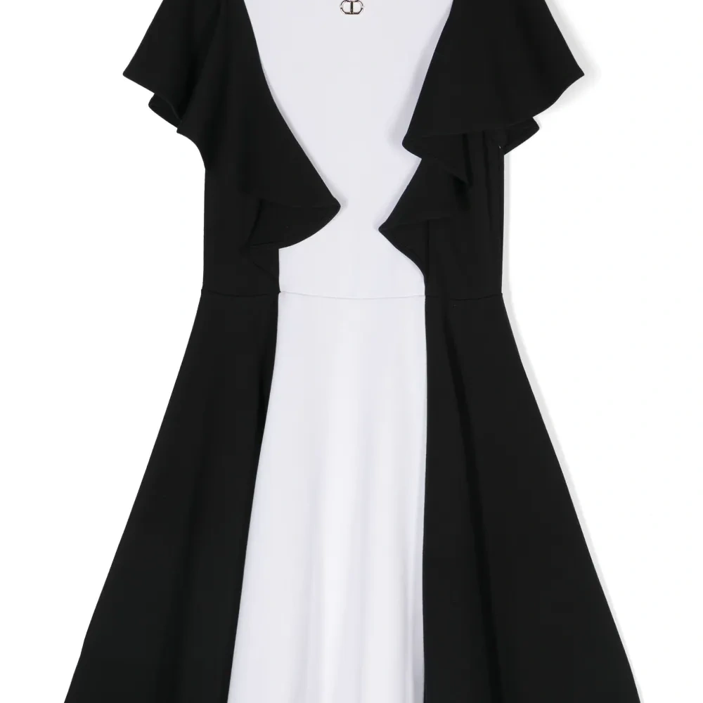 Платье с оборками на рукавах