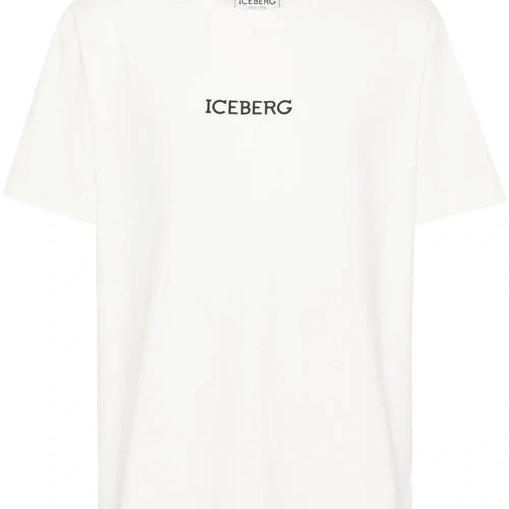 Футболка с логотипом