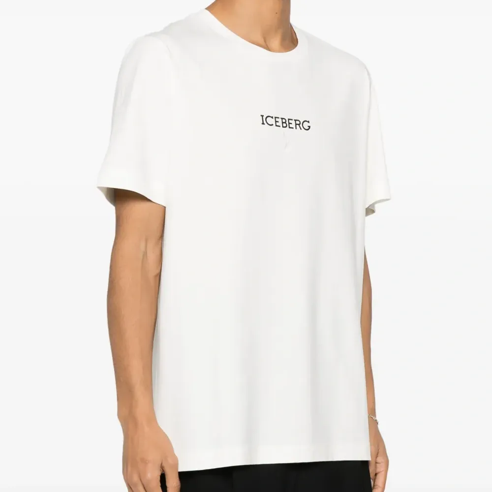 Футболка с логотипом