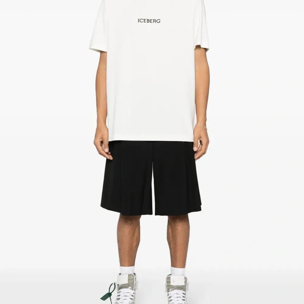 Футболка с логотипом