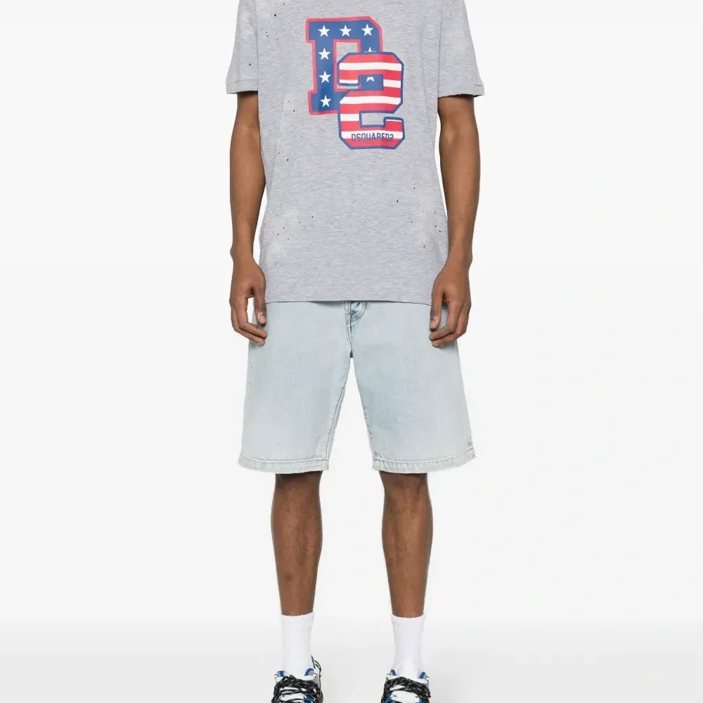 Футболка с эффектом потертости и логотипом