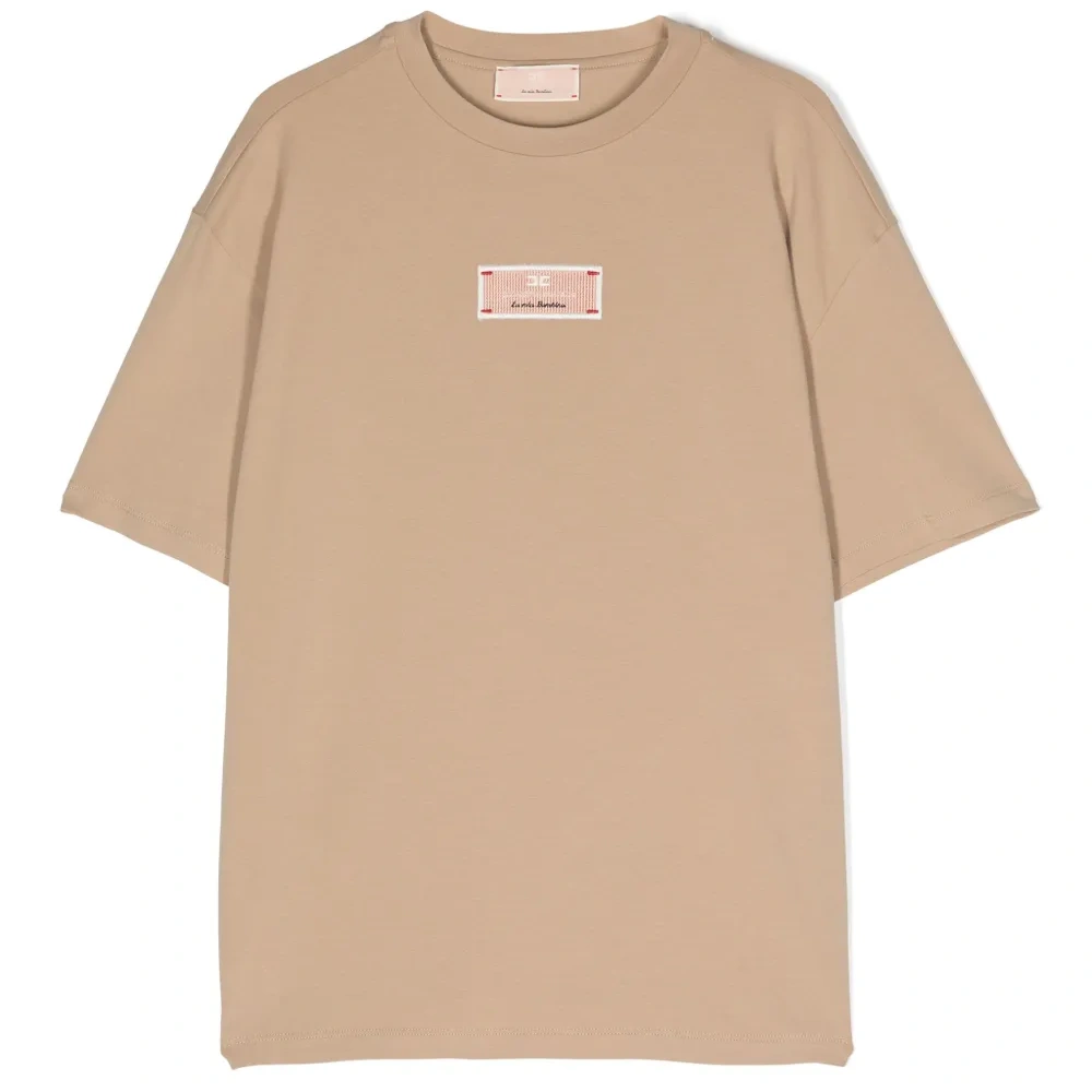 Футболка с вышитым логотипом