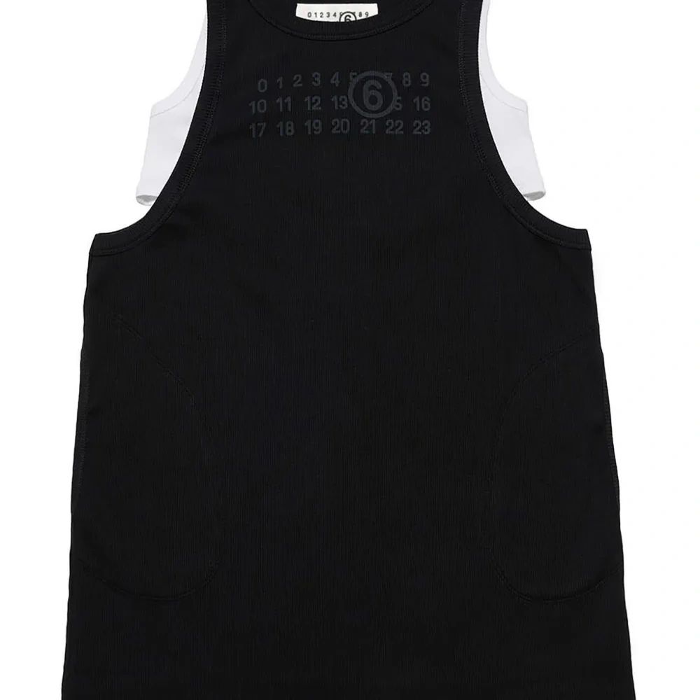 Двухслойное платье без рукавов