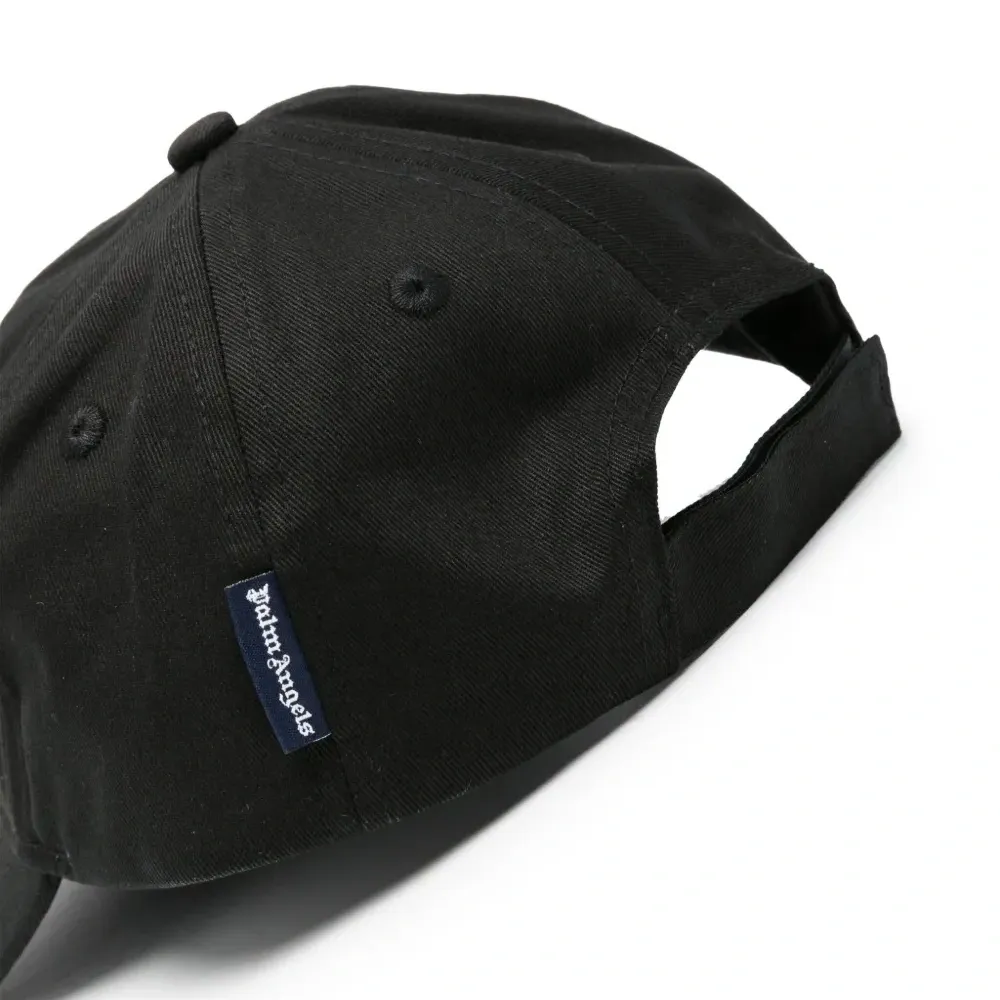 Кепка с вышитым логотипом