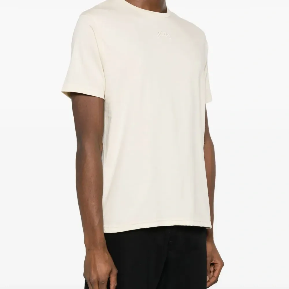 Футболка с вышитым логотипом