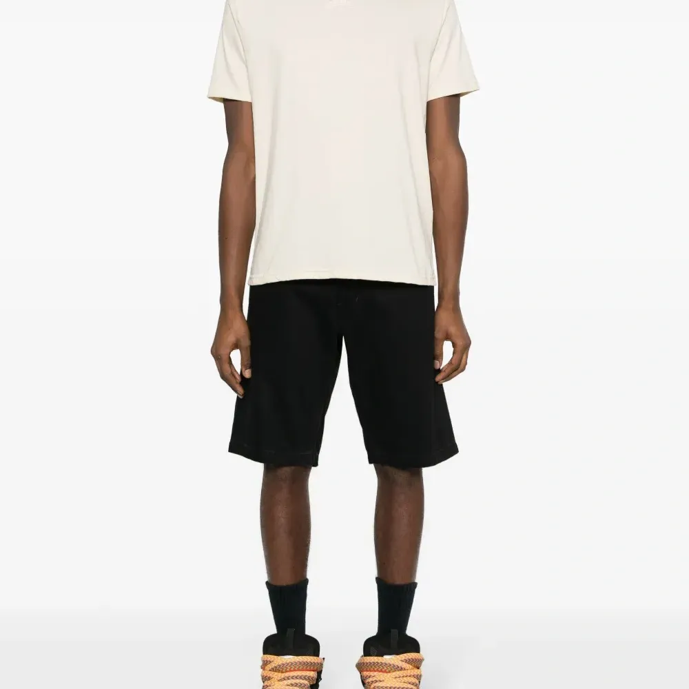 Футболка с вышитым логотипом