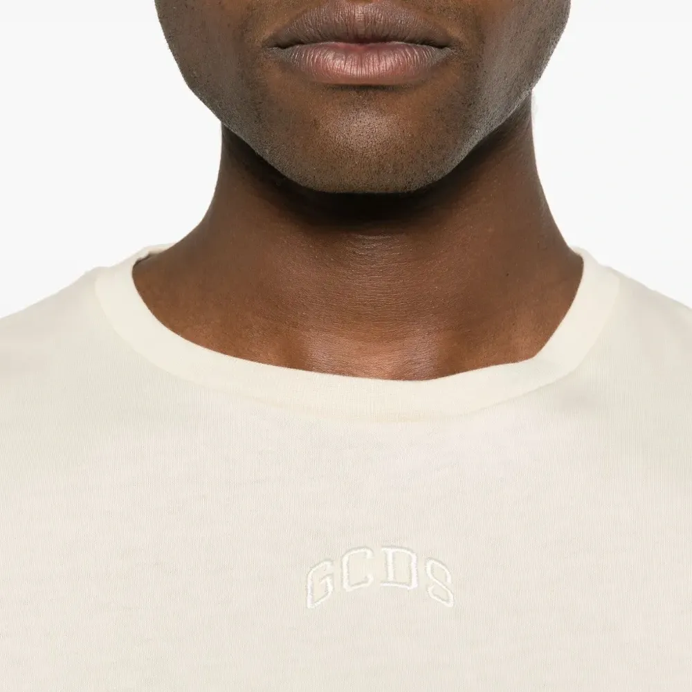 Футболка с вышитым логотипом