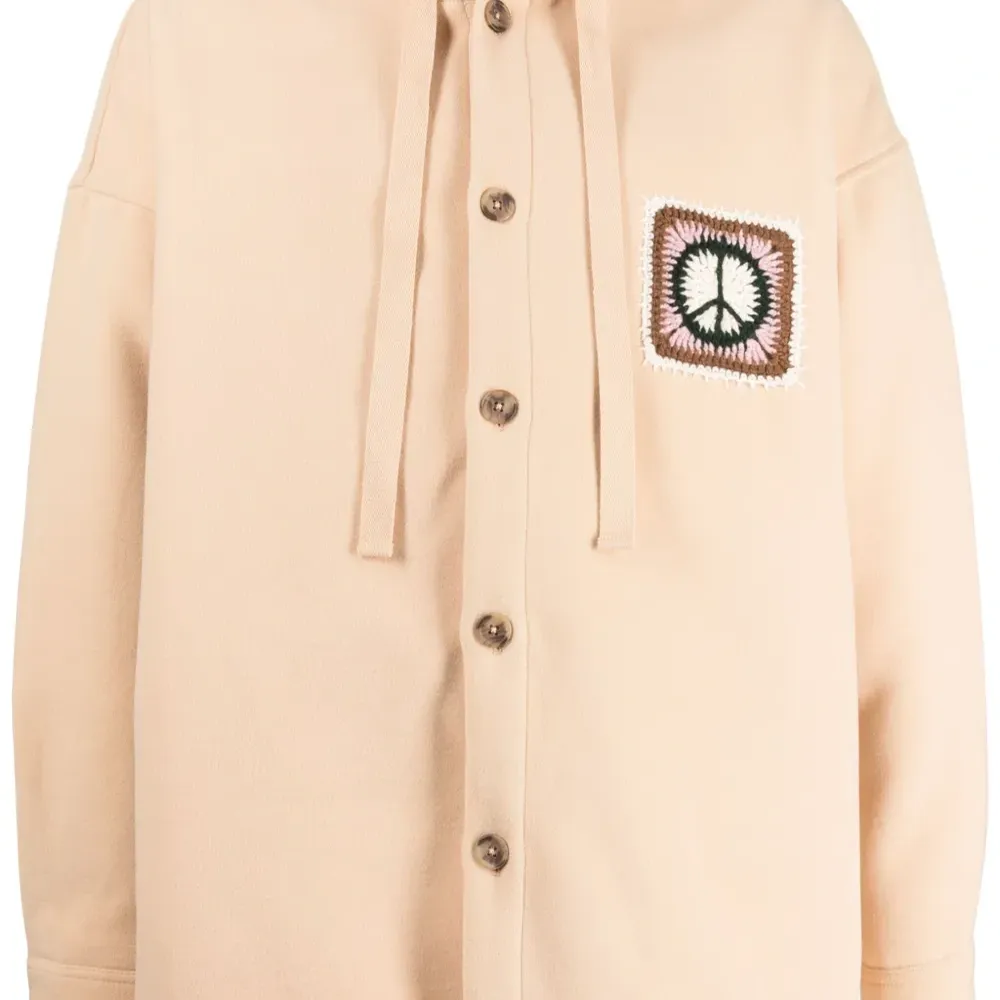 Худи на пуговицах с нашивкой в технике кроше