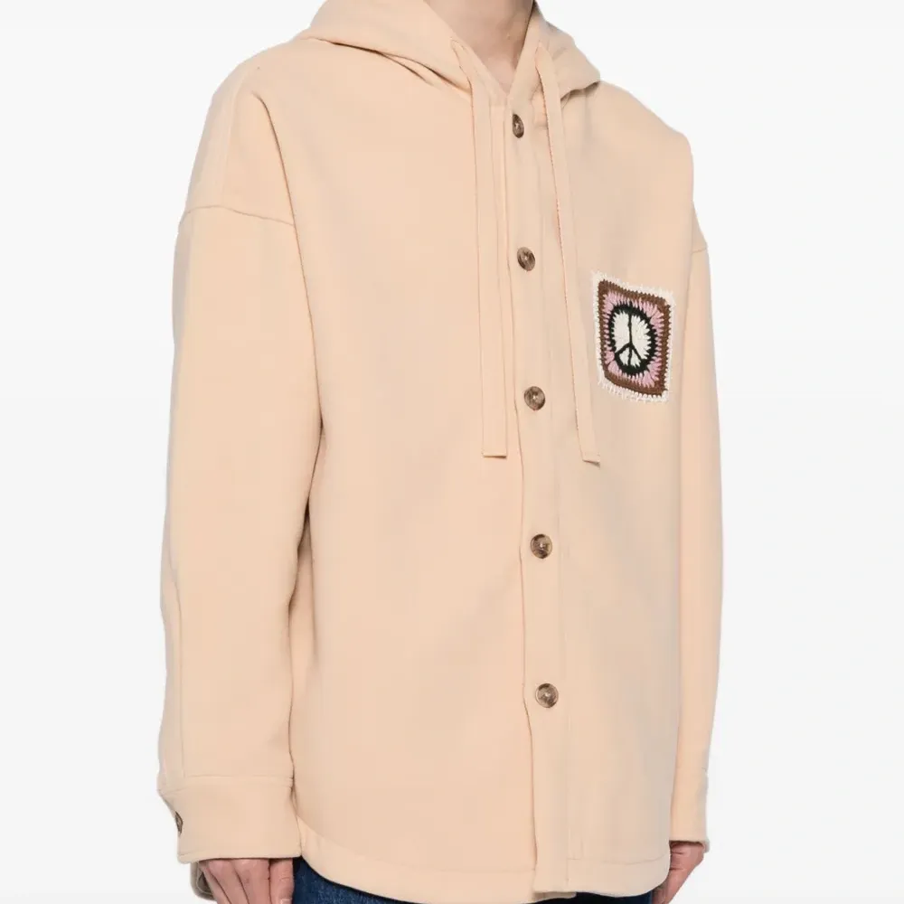 Худи на пуговицах с нашивкой в технике кроше