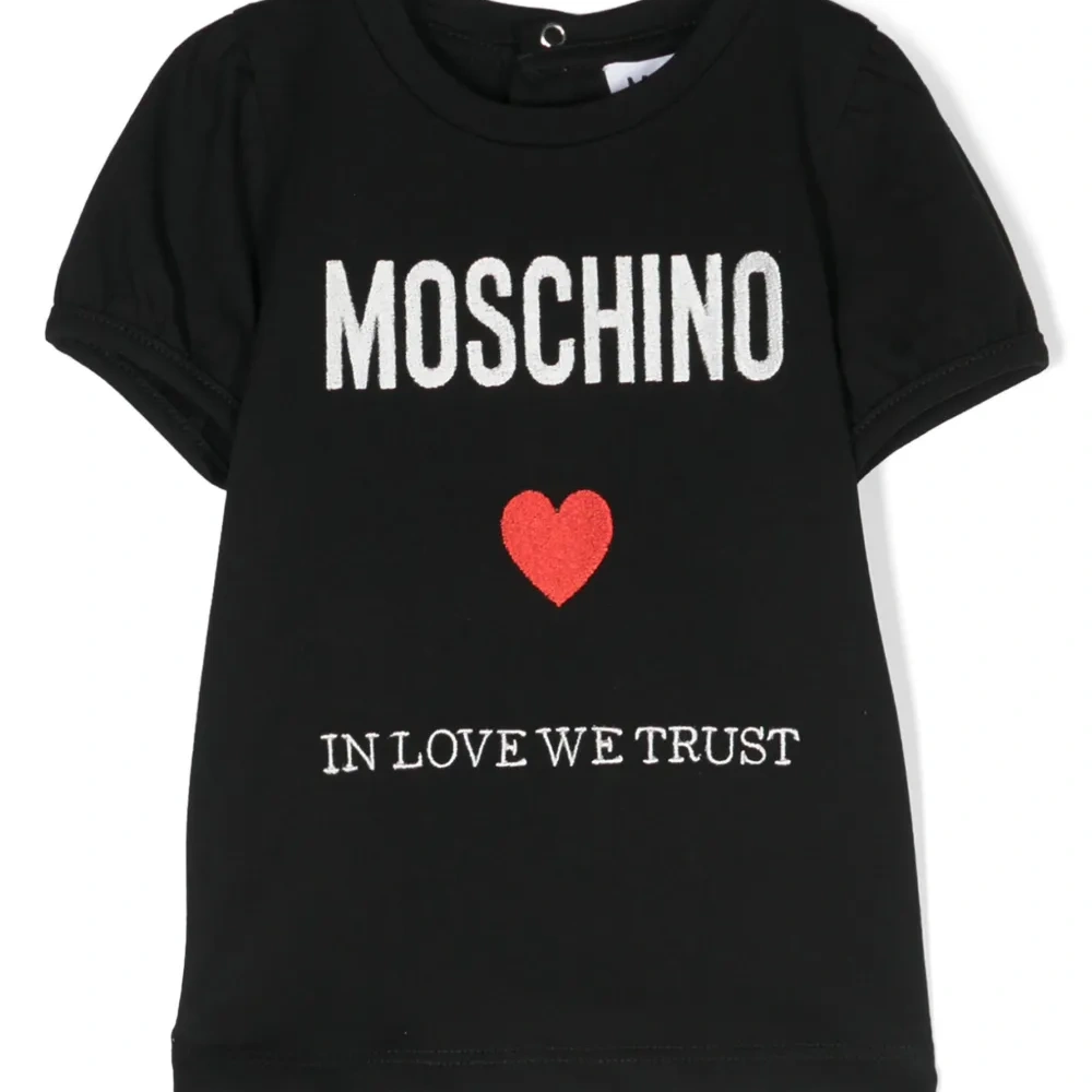 Футболка с вышитым логотипом