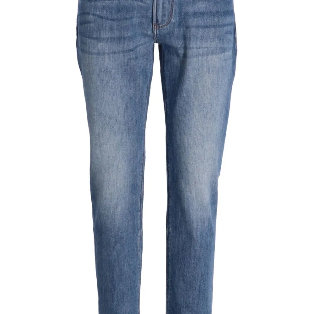 Прямые джинсы с эффектом потертости