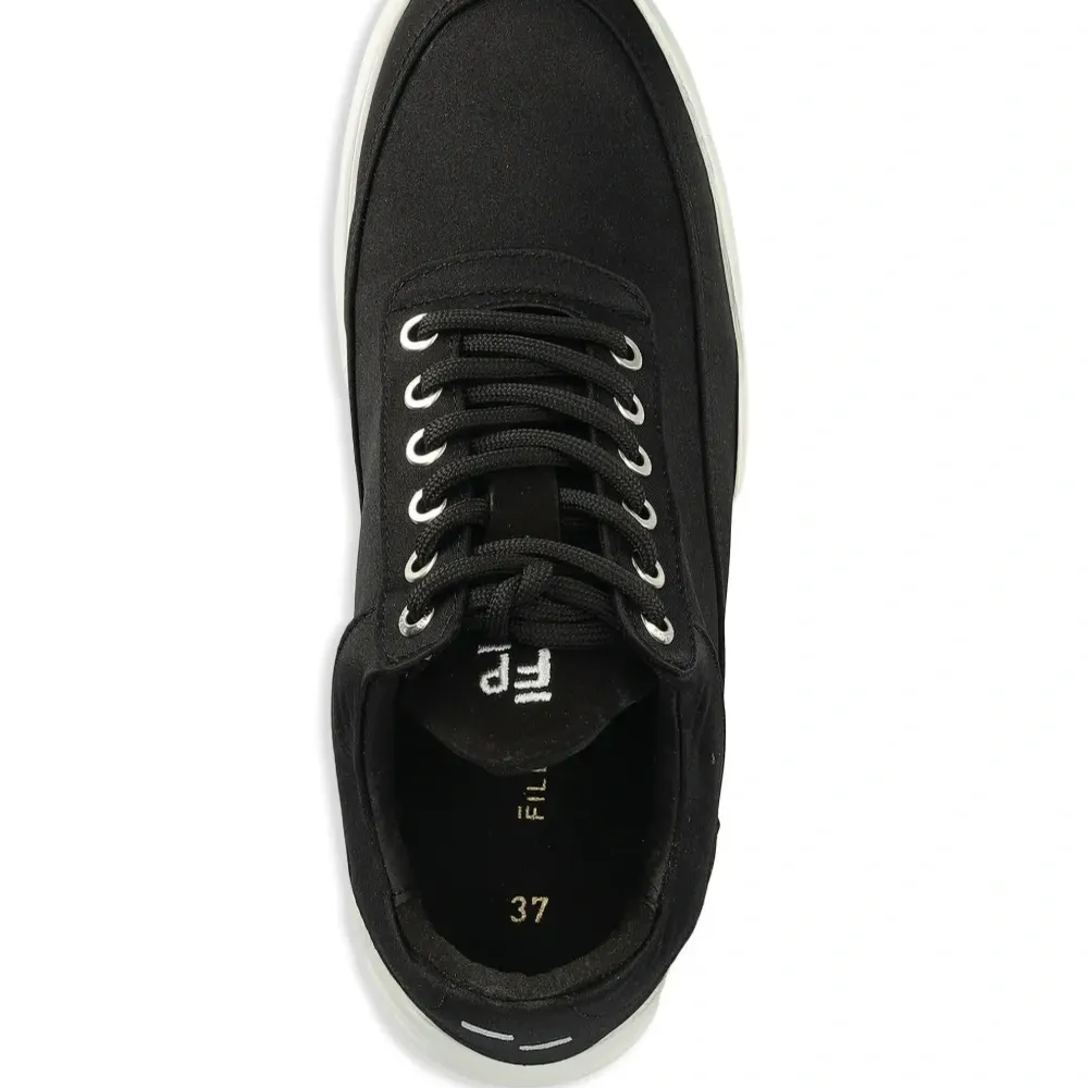 Кроссовки с вышитым логотипом