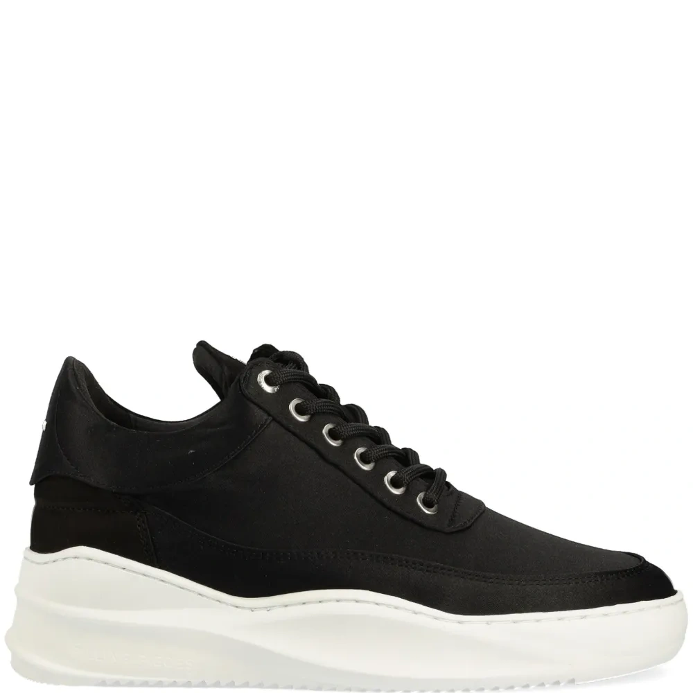 Кроссовки с вышитым логотипом