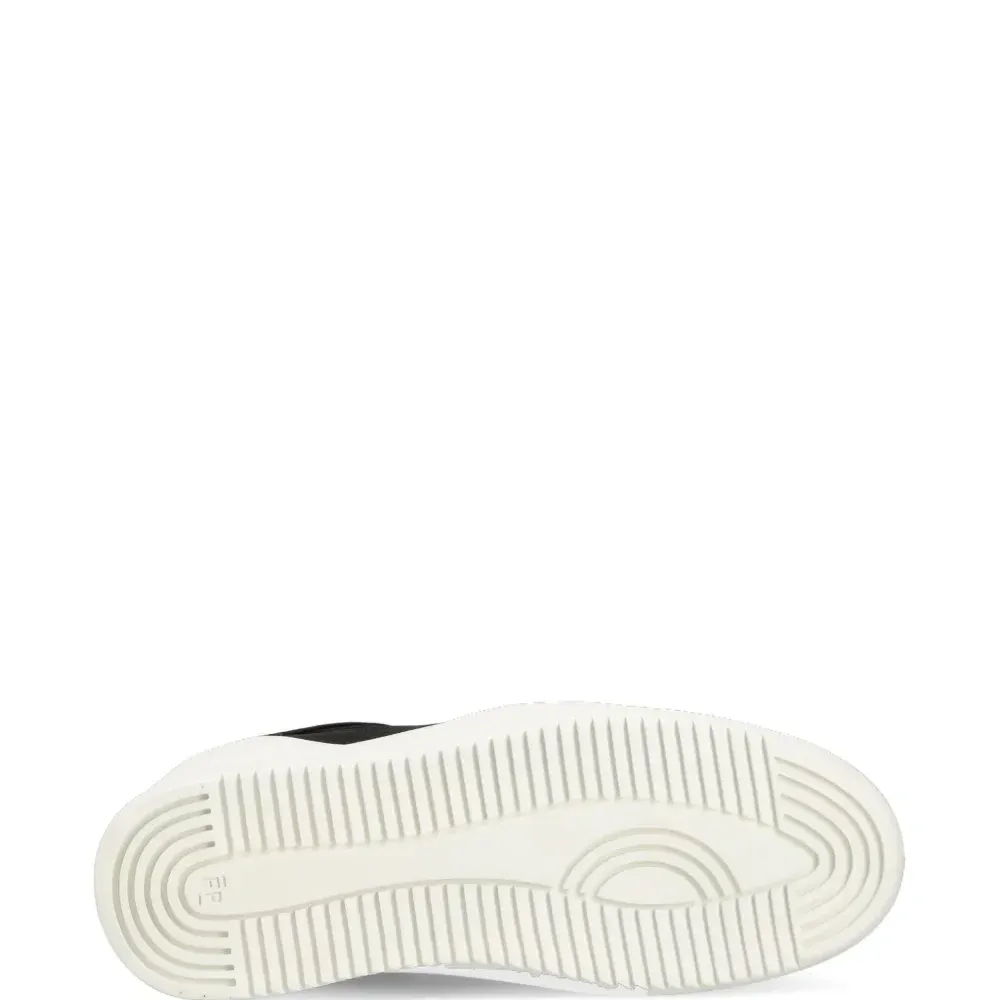 Кроссовки с вышитым логотипом