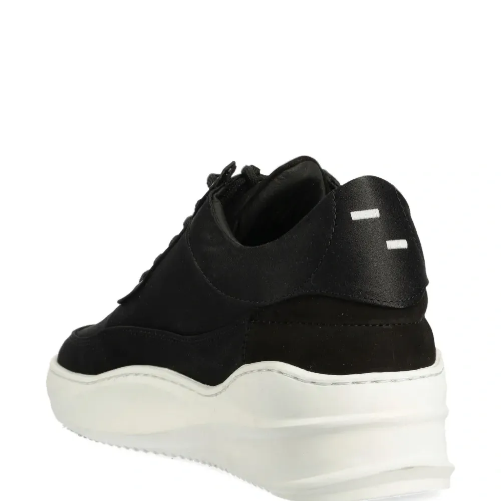 Кроссовки с вышитым логотипом