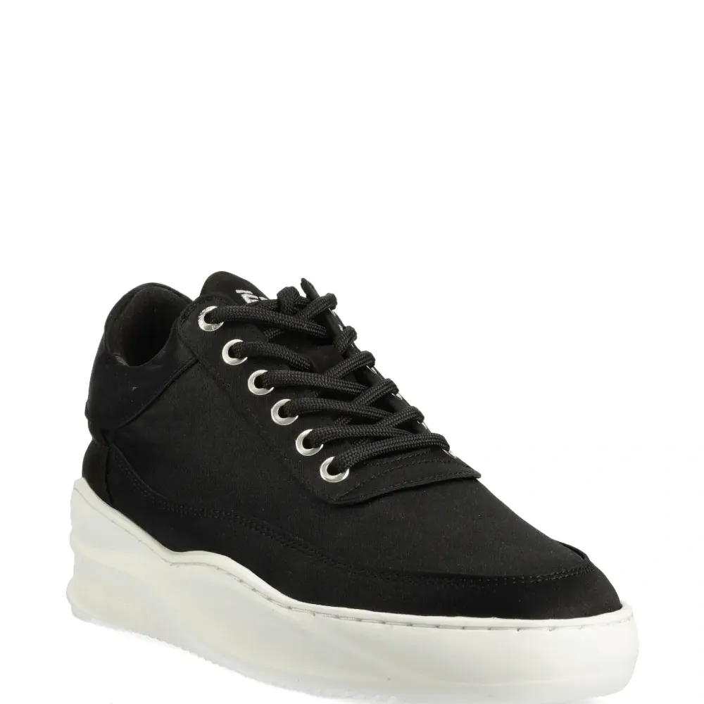 Кроссовки с вышитым логотипом