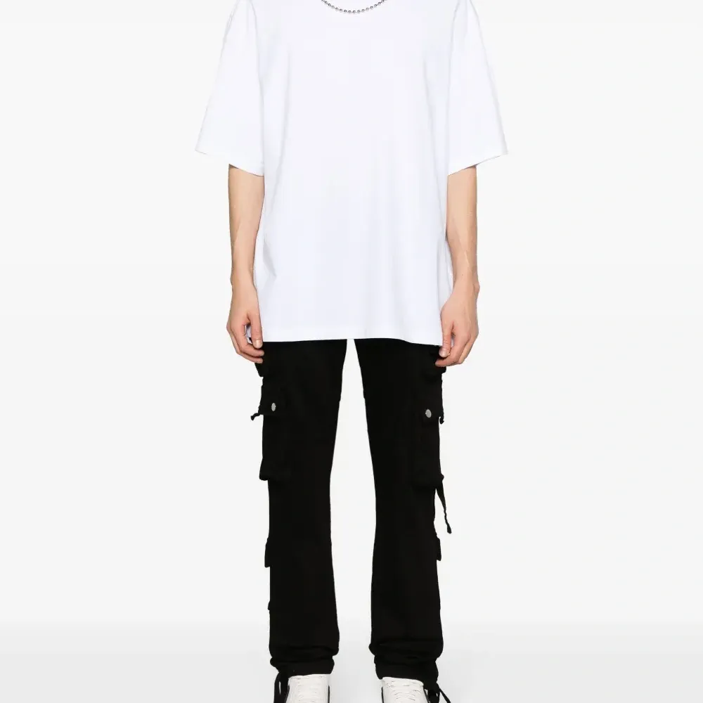 Футболка с вышитым логотипом