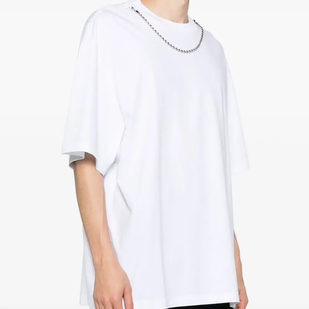 Футболка с вышитым логотипом