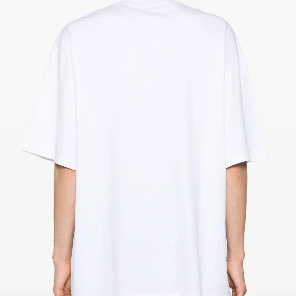 Футболка с вышитым логотипом