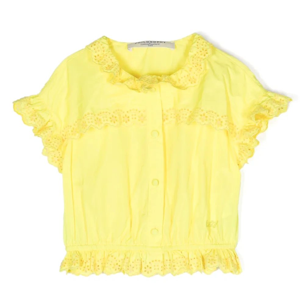 Рубашка с оборками и вышитым логотипом