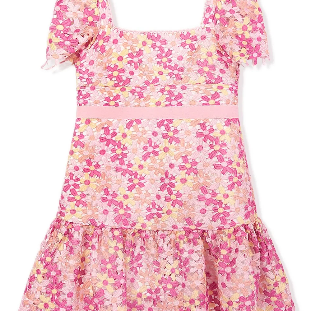 Расклешенное платье с цветочной вышивкой