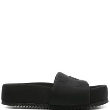 Дутые шлепанцы с тисненым логотипом Дутые шлепанцы с тисненым логотипом