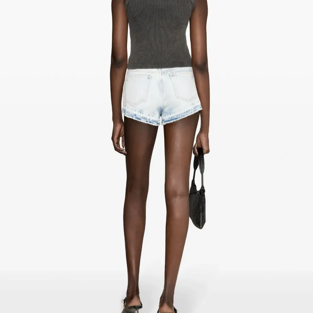 Джинсовые шорты с заклепками