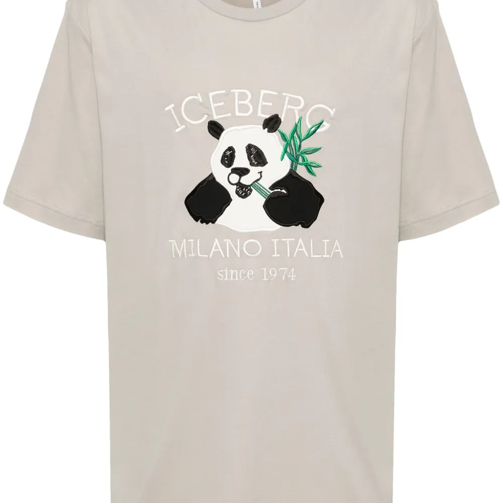 Футболка с вышитым логотипом