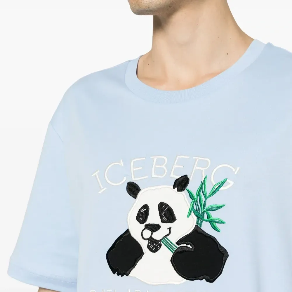 Футболка с вышитым логотипом