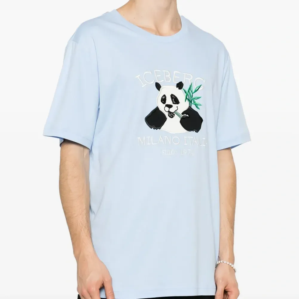 Футболка с вышитым логотипом